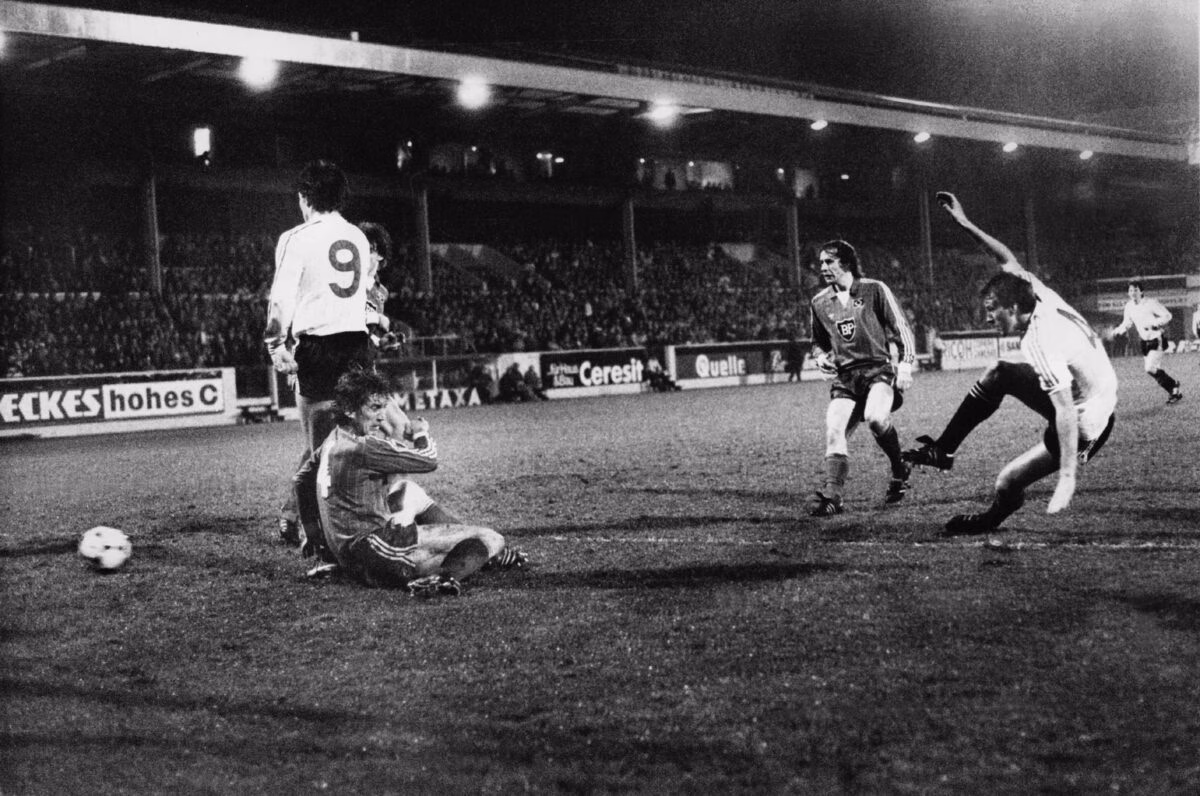 Neil Simpson scores v Hamburg 1983 ESC Final - Copy